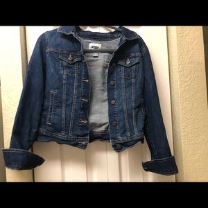 This is a brand new women jean jacket but the tags are off.
